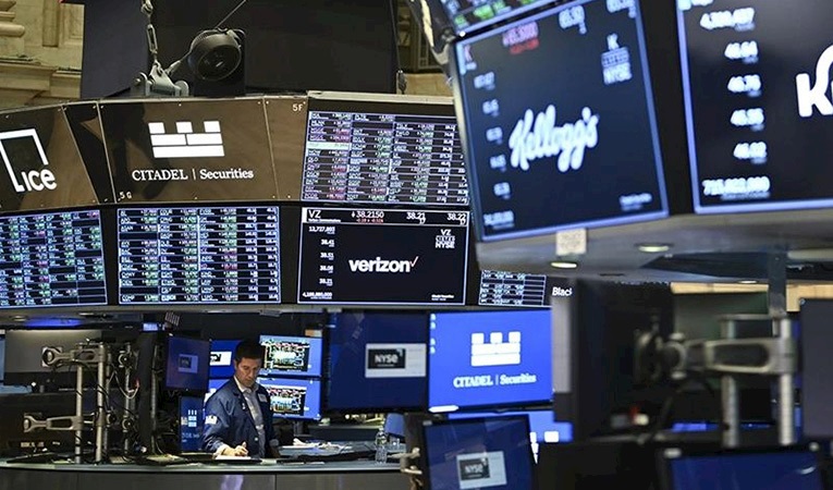 Küresel piyasalar haftanın son işlem gününde negatif bir seyir izliyor