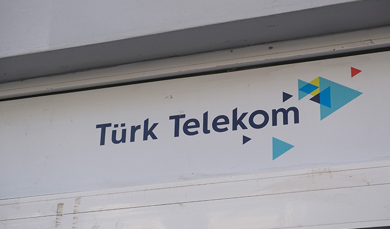 Toplam abone sayısını 54,2 milyona, mobil abone sayısını ise 28,5 milyona yükseltti