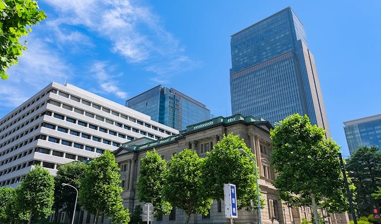 Japonya'da düşük büyüme ile yüksek enflasyonun BoJ'u ve hükümeti ikilemde bırakabileceği öngörülüyor