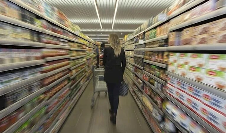 Ticaret satışlarında yıllık düşüş sürerken perakende güçlendi