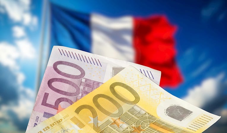 Fitch, Fransa'nın kredi notu görünümünü negatife çevirdi