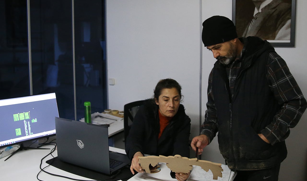 Devletten hibe aldı, mobilya atölyesi kurdu