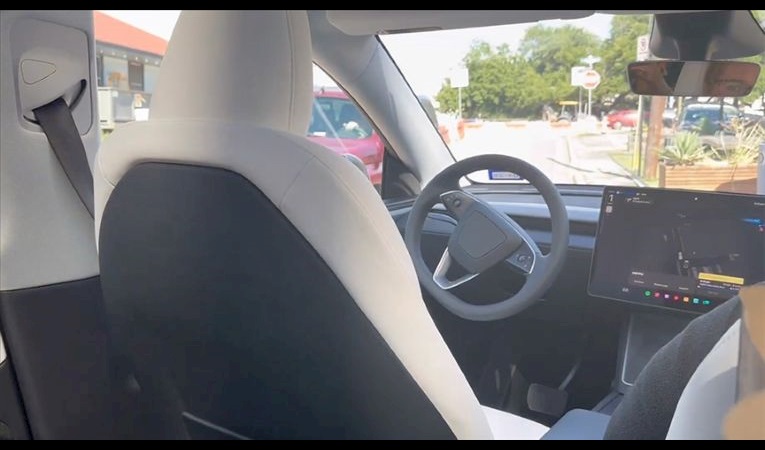 Sürücüsüz taksi hizmeti başladı, Elon Musk ücreti açıkladı