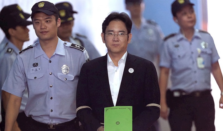 Güney Kore'nin en yüksek mahkemesi Samsung patronunu dolandırıcılıktan akladı
