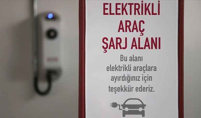 Sitelerdeki elektrikli şarj istasyonları tartışmaları için 1 yorum 