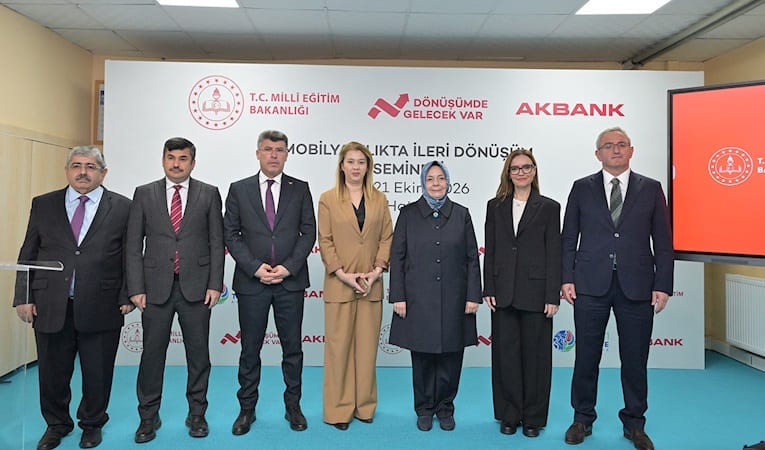 Akbank'tan 1.080 öğretmenle ileri dönüşüm hamlesi