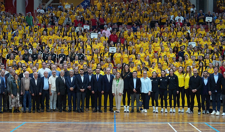 VakıfBank’tan genç voleybolculara destek