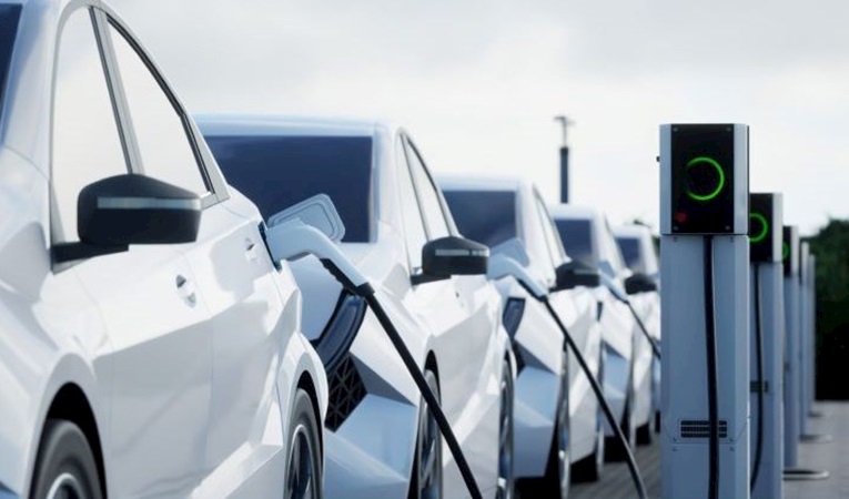 Elektrikli araç satışları ticaret belirsizliklerine karşı ne yaptı?