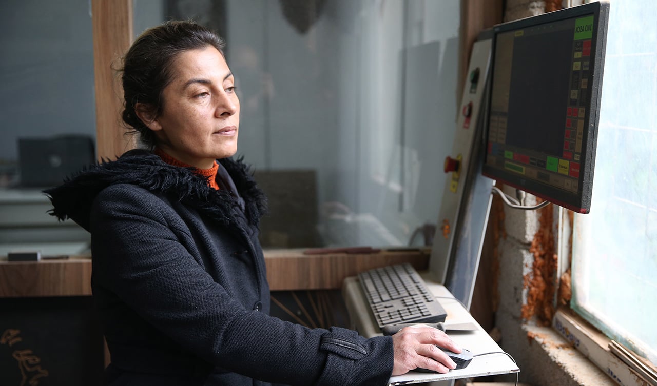 Devletten hibe aldı, mobilya atölyesi kurdu