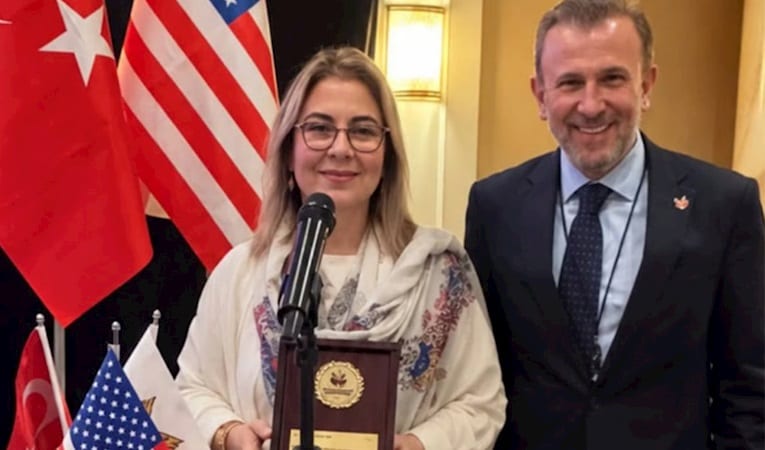 Ferda Bakay Saka’ya Türkiye–ABD iş birliğine katkılarından dolayı plaket