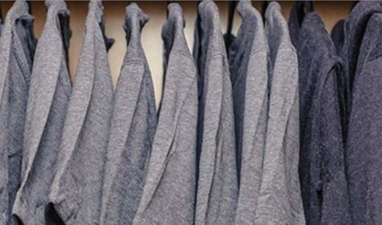 Zuckerberg yalnızca gri renkli tişört giyiyor