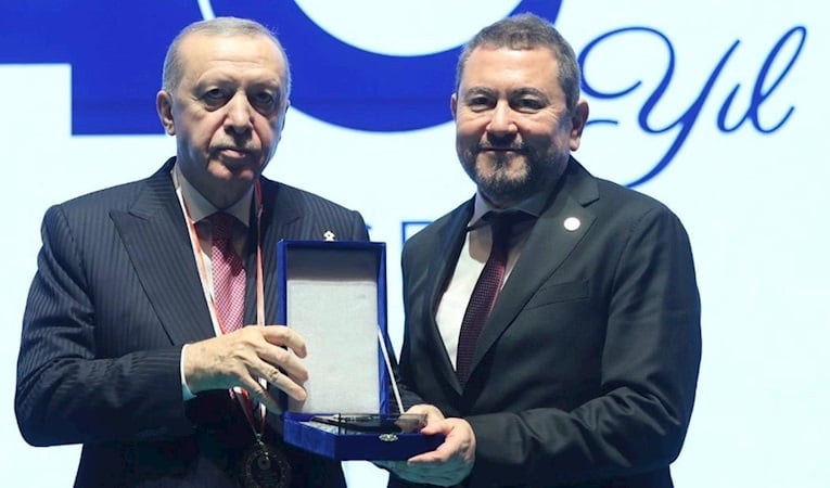 Erdoğan’dan İzmirli iş insanı Nazım Torbaoğlu’na anlamlı plaket