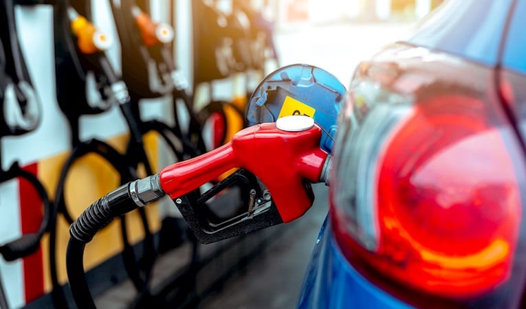 Küresel petrol arzı eylülde günlük 2,5 milyon varil arttı