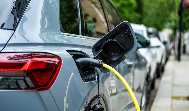 Otomobil pazarındaki satışların yarısından fazlasını elektrikli ve hibrit araçlar oluşturdu