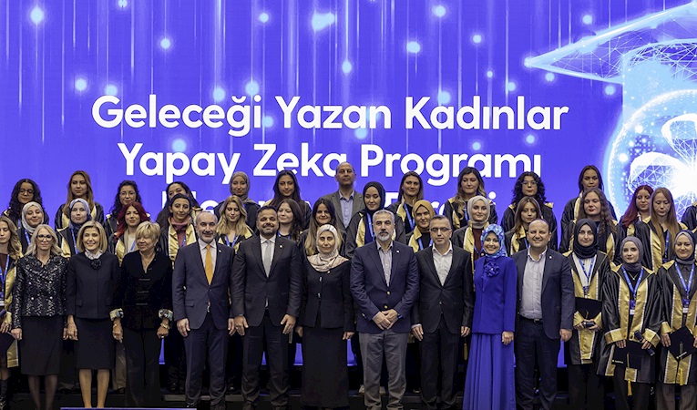 Turkcell’in ‘Geleceği Yazan Kadınlar Yapay Zekâ Projesi’ mezunlarını verdi