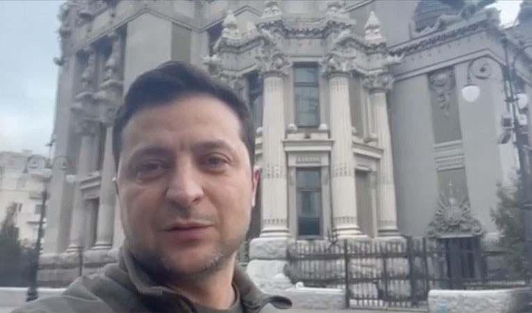 Zelenskiy, ülkesini terk etmedi: Rusya'ya karşı savaşacağız