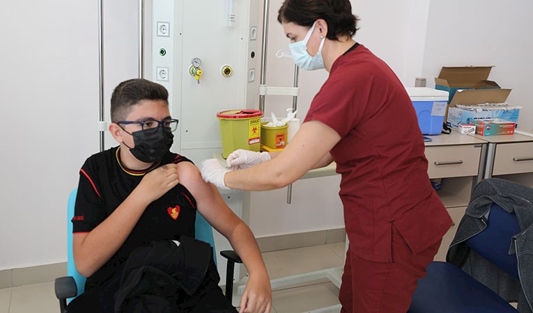Tercihe bağlı olarak, 12 yaş ve üzeri çocuklar da aşı oluyor