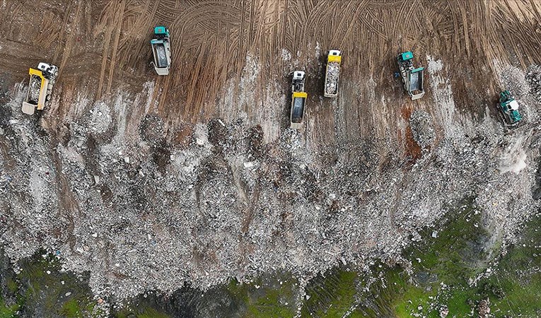 Deprem bölgesindeki 100 milyon ton enkaza geri dönüşümcüler talip oldu