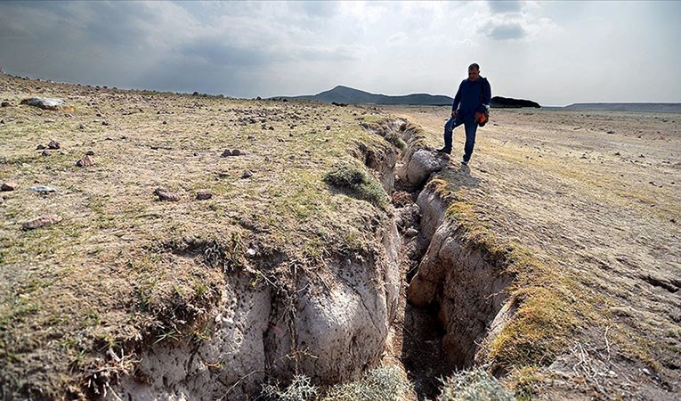 Burası Konya: 7 km yüzey yarıkları oluştu