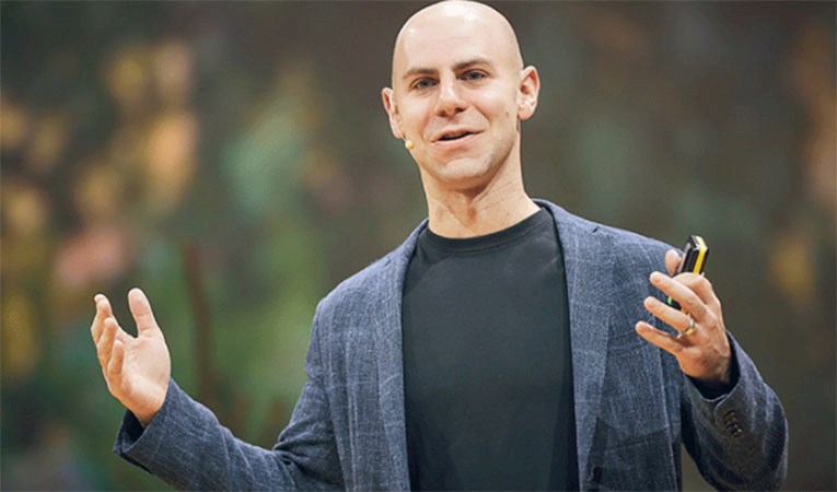Çok satan iş kitaplarının yazarı Adam Grant: Herkesin Jeff Bezos’tan öğrenebileceği bir şey var