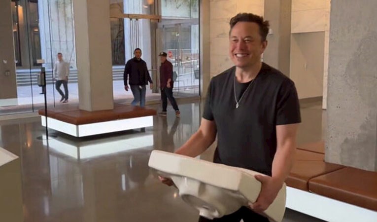 Elon Musk twitter'ı satın aldı, ilk işi 4 ismi işten çıkartmak oldu