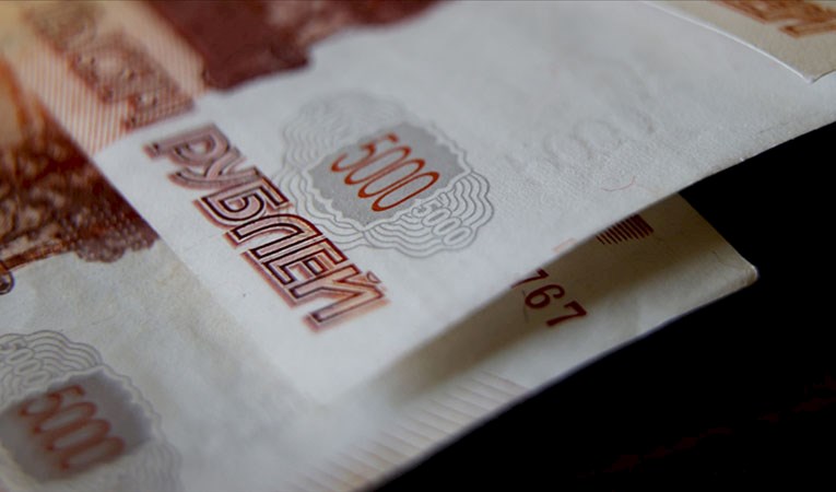 Rus rublesinde değer kaybı sürüyor
