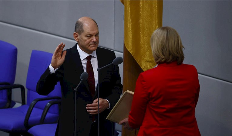 Merkel dönemi bitti: Almanya’nın yeni başbakanı Olaf Scholz oldu