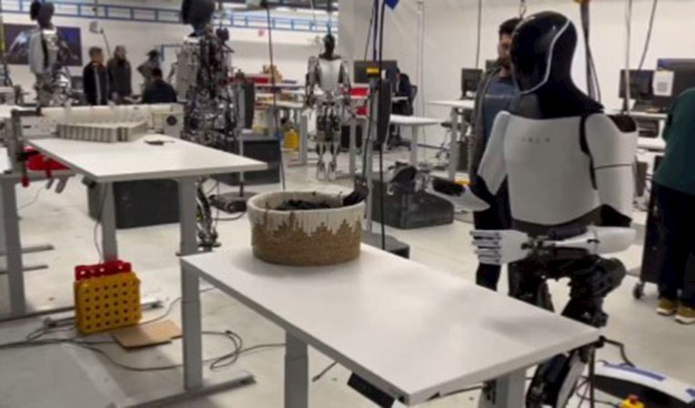 Tekstil sektöründe yeni dönem: Tişört katlayan robot