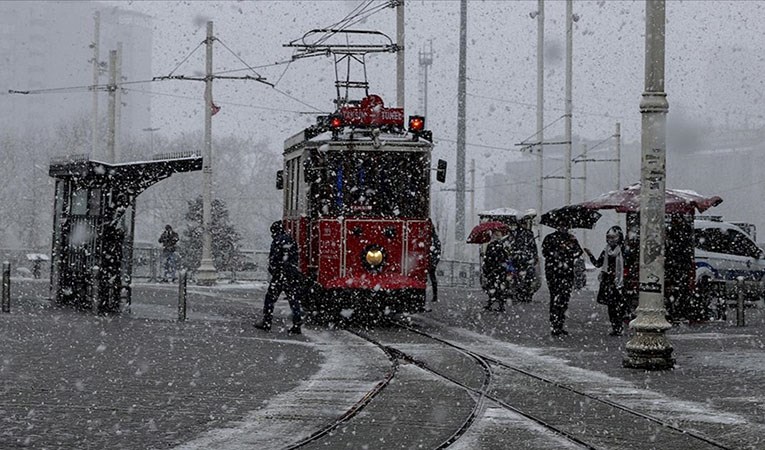 İstanbul'da beklenen kar geldi