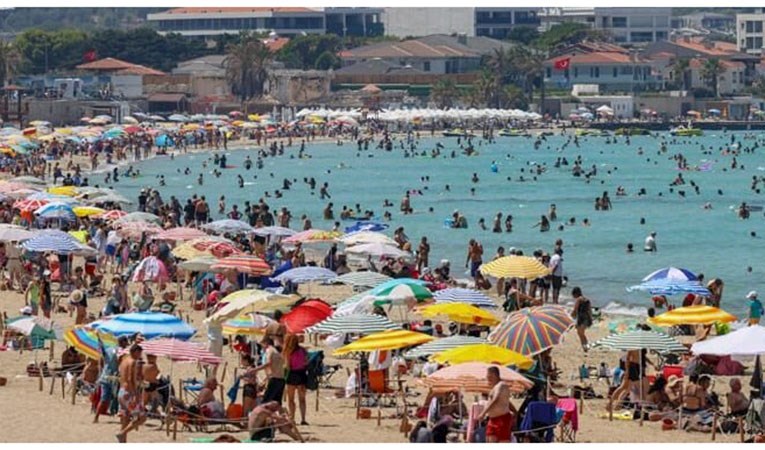 İlçe turist akınına uğradı: 40 yıldır bu yoğunluğu görmedim
