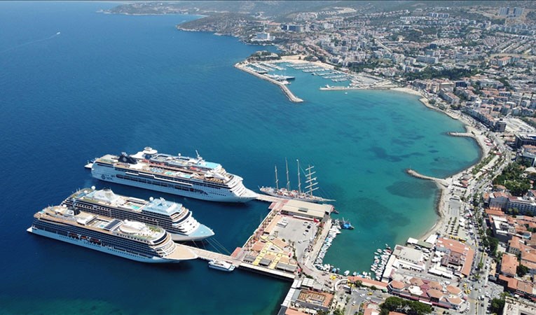 Kuşadası'na 5 kruvaziyerle yaklaşık 10 bin kişi geldi
