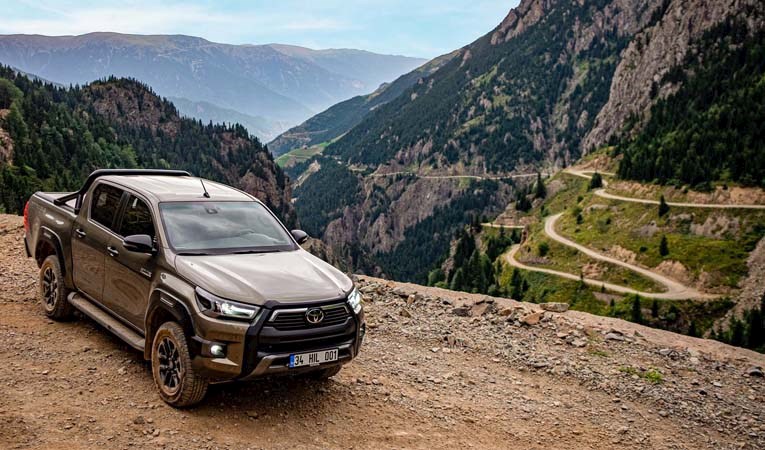 Yeni Toyota Hilux yenilendi