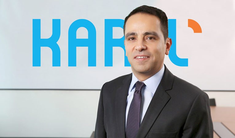 Karel’de bayrak değişimi