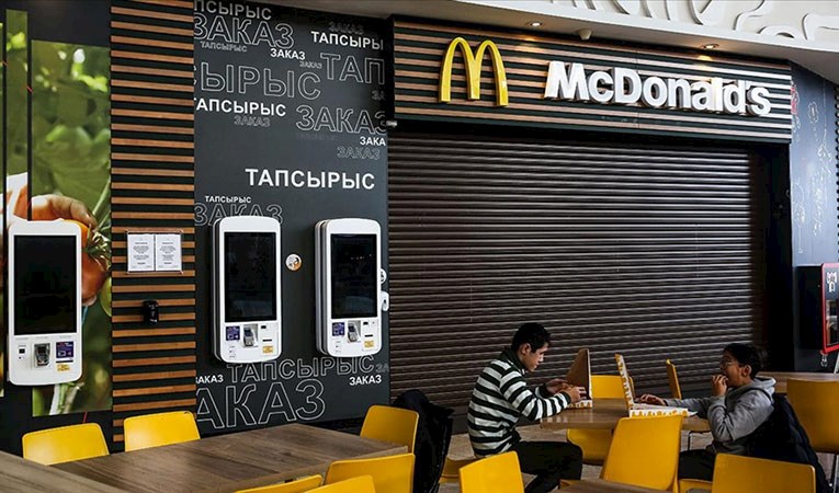 McDonald’s, Kazakistan’daki faaliyetlerini durdurdu