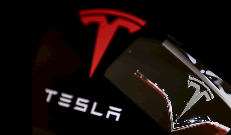 Tesla'nın piyasa değeri 1 trilyon doları aştı